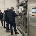 به گرمی از مشتریان خارجی برای بازدید از شرکت ما برای بازرسی تجهیزات عدل بندی ثانویه استقبال می کنیم